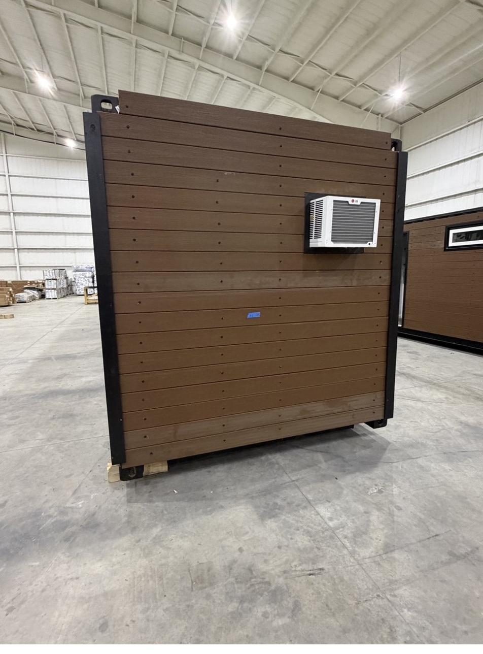 Window air conditioning unit mounted on a HOME9 duplex wall